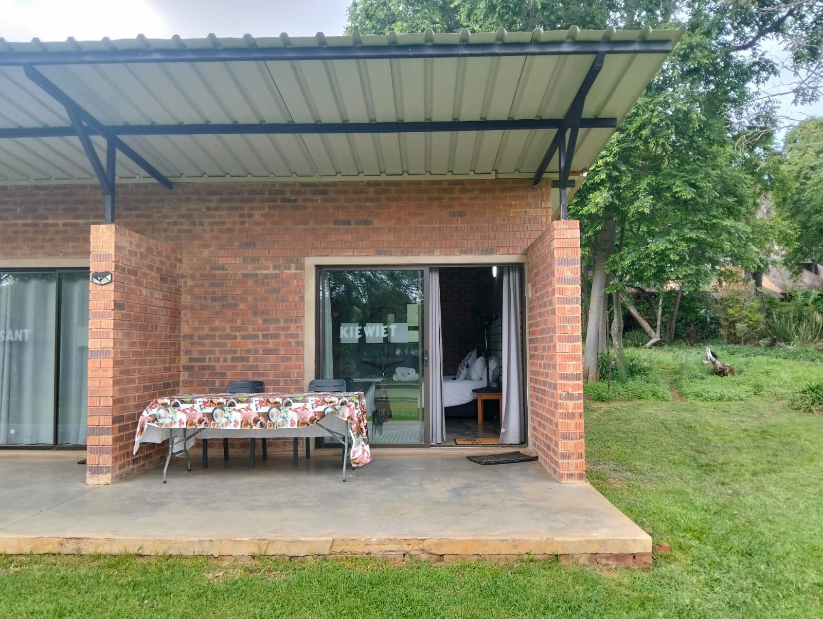 Kiewiet: covered patio entrance